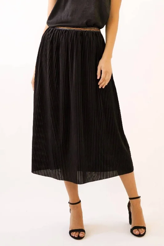 Women's Velvet Skirt In Black